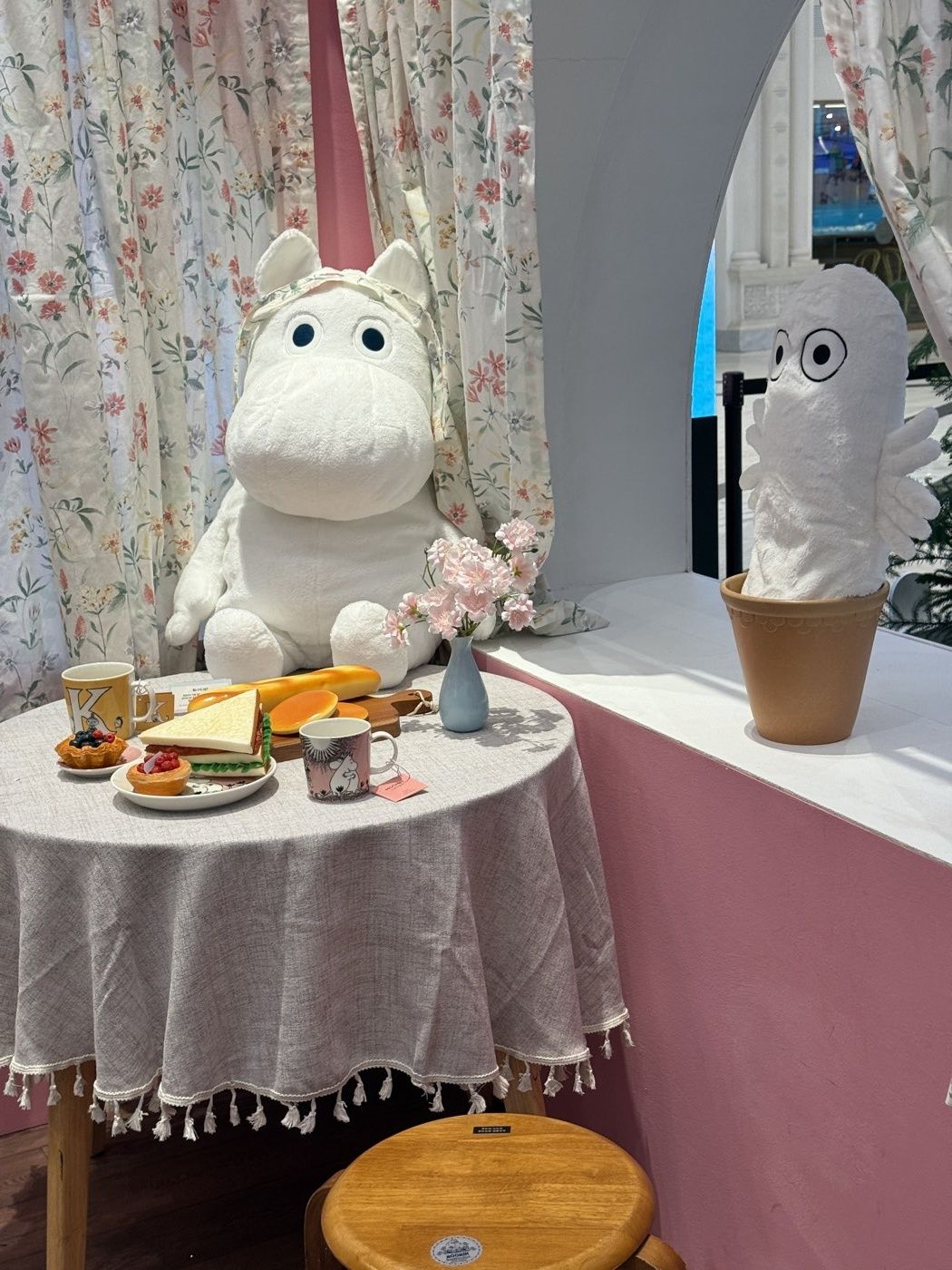 무민 팝업스토어 무민 인형과 티테이블 포토존