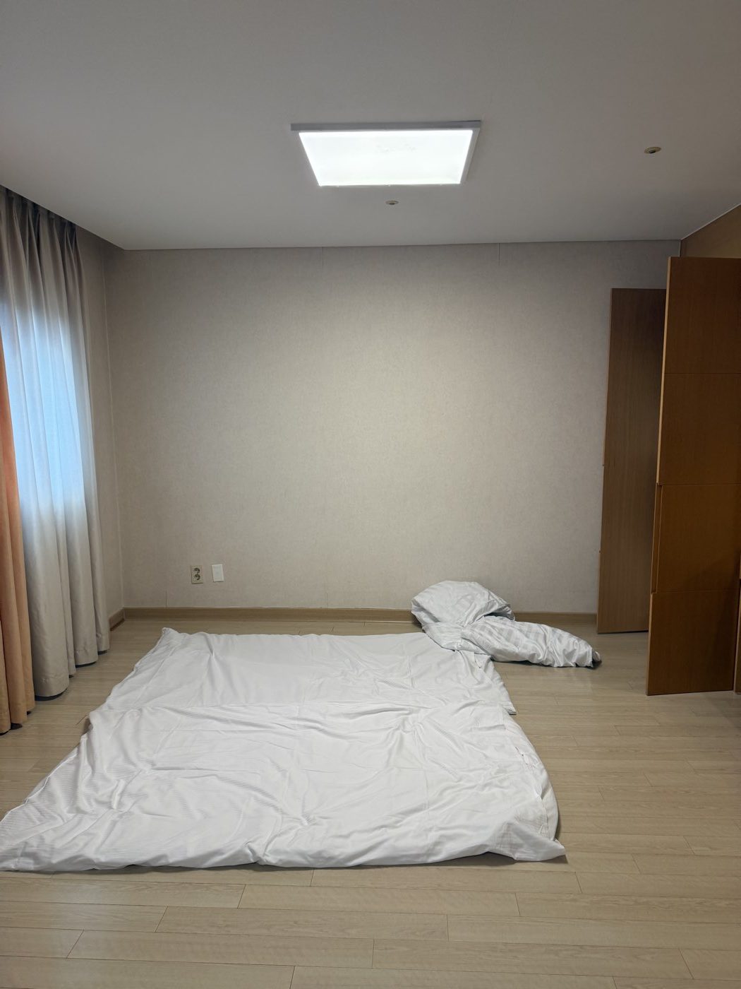 오크밸리 힐스빌리지 온돌룸 이불 베개 수납장